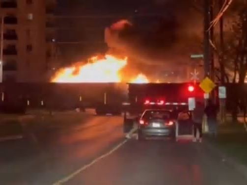 VIDEO: ¡Fuego sobre rieles! Tren en llamas circula por una ciudad de Canadá