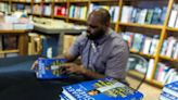 Cómo Michael Oher, de ‘The Blind Side’, inspiró a los lectores en una firma de libros en Coral Gables