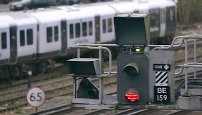 Rail passengers told not to travel due to major signalling fault | ITV News