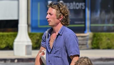 Jeremy Allen White spends time with daughters Ezer and Dolores