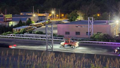 Highway sign falls onto I-35 southbound lanes