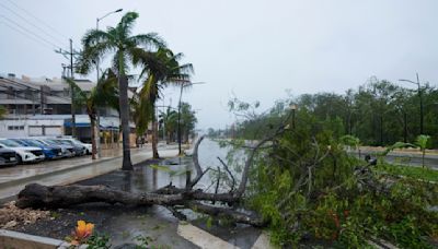 Beryl se degrada a tormenta tropical tras tocar tierra en la costa caribeña de México cerca de Tulum