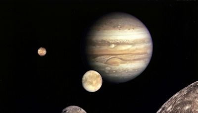 Spacecraft to swing by Earth, Moon on path to Jupiter