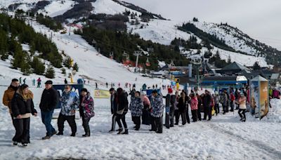 Nieve para pocos en Bariloche: el ente que regula el cerro Catedral asegura que no puede intervenir ante una resolución municipal - Diario Río Negro