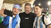 Daniel Angelici está en Qatar: perfil bajo, foto con hinchas ¿y encuentro con Macri?