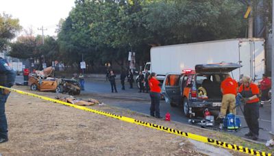 Muere una persona en choque de auto contra camión en la CDMX