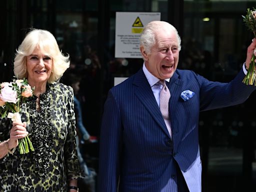 Carlos III regresa a la vida pública tras diagnosticarle cáncer con una visita a un centro oncológico junto a la reina Camilla