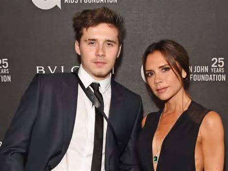 Brooklyn Beckham felicita a su madre con la foto de bebé más 'cute' con una joven y radiante Victoria Beckham