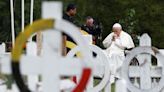 Turnê de pedido de desculpas do papa no Canadá continua com missa em estádio