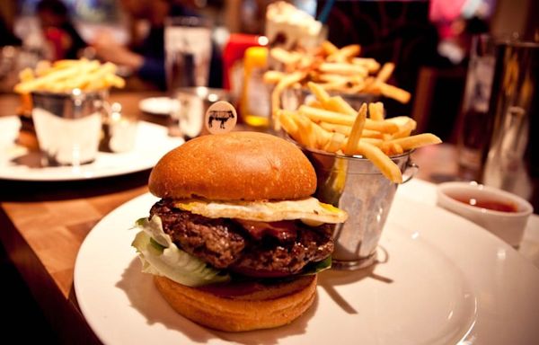 Las Vegas Strip burger restaurant to close after 14 years