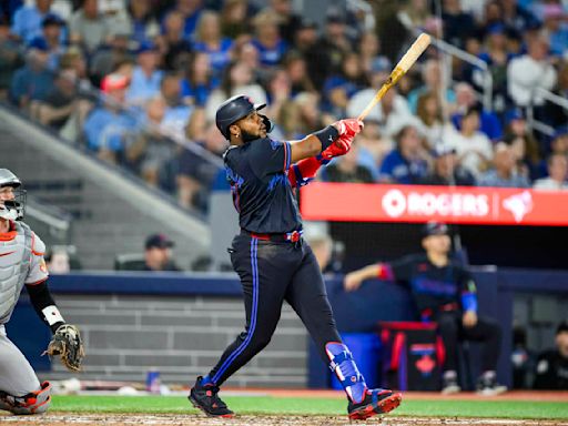 Vladimir Guerrero Jr. homers and extends hitting streak to 20 games as Blue Jays beat Orioles 7-6