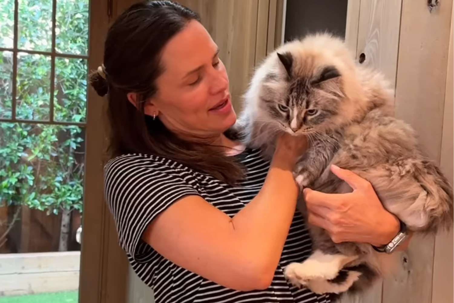 Jennifer Garner Gives Her Cat a Tour of ‘Places in the House He’s Never Seen Before’ in Hilarious Video