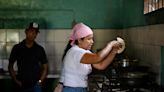 Cocineras y pescadores, víctimas colaterales en arremetida contra la oposición de Venezuela