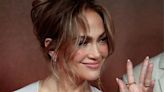 Sin Ben Affleck, Jennifer Lopez se mostró casi al desnudo, con alianza de casamiento y sonrisas... ¿fingidas?