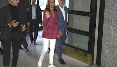 Letizia se baja de los tacones... y el Presidente asturiano coge el bastón