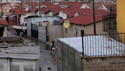 Mueren 6 bomberos combatiendo un incendio en Sudáfrica tras tormentas en otras zonas del país