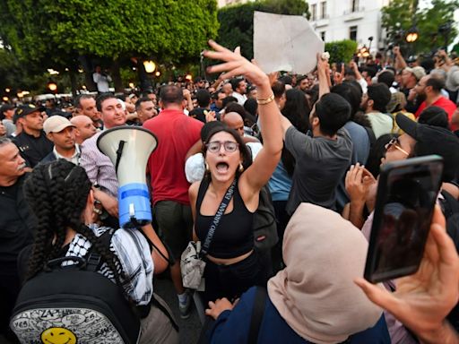 Desilusionados con la política, los jóvenes tunecinos quieren abandonar el país en masa