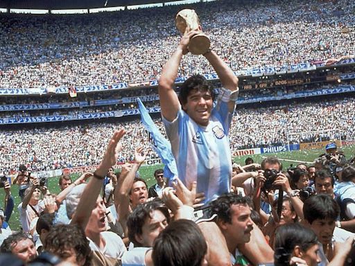 Se viralizaron imágenes inéditas de Diego Maradona con la Copa del Mundo en México 86