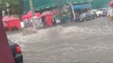 Inundaciones hoy en Iztapalapa; agua brota de coladeras tras fuertes lluvias