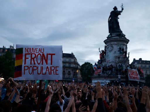 Izquierda da la sorpresa en balotaje de legislativas en Francia: gana, desplaza a la extrema derecha al tercer lugar y exige ser gobierno - La Tercera