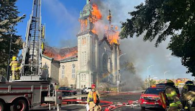 Incendio consume histórica iglesia de Notre Dame de Canadá