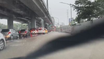 暴雨狂炸五股、新莊！多路段上班大塞車 「騎士滑水前行」畫面曝光