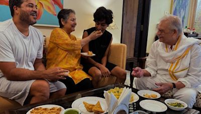 Rare photo of veteran actress Rakhee and Gulzar enjoying Mumbai monsoon with samosas and chai