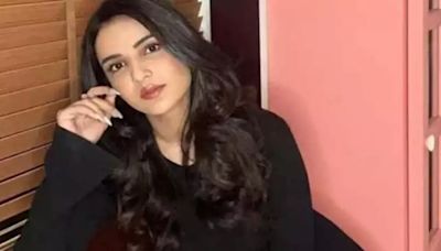 Jasmin Bhasin Avoids Paps As She Hides Her Bandaged Eye Post-Surgery