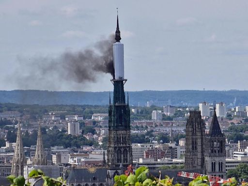 Incendie maîtrisé dans la flèche de la Cathédrale de Rouen