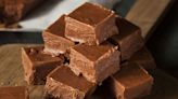 Bolo cremoso de chocolate: receita que fica pronta em 40 minutos