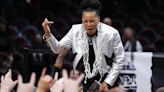 Knicks attempt to woo South Carolina coach Dawn Staley as fan: 'Can't beat em join them'