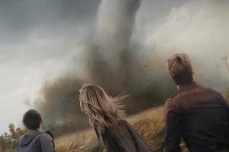 Watch: Daisy Edgar-Jones, Glen Powell chase tornadoes in 'Twisters' - UPI.com