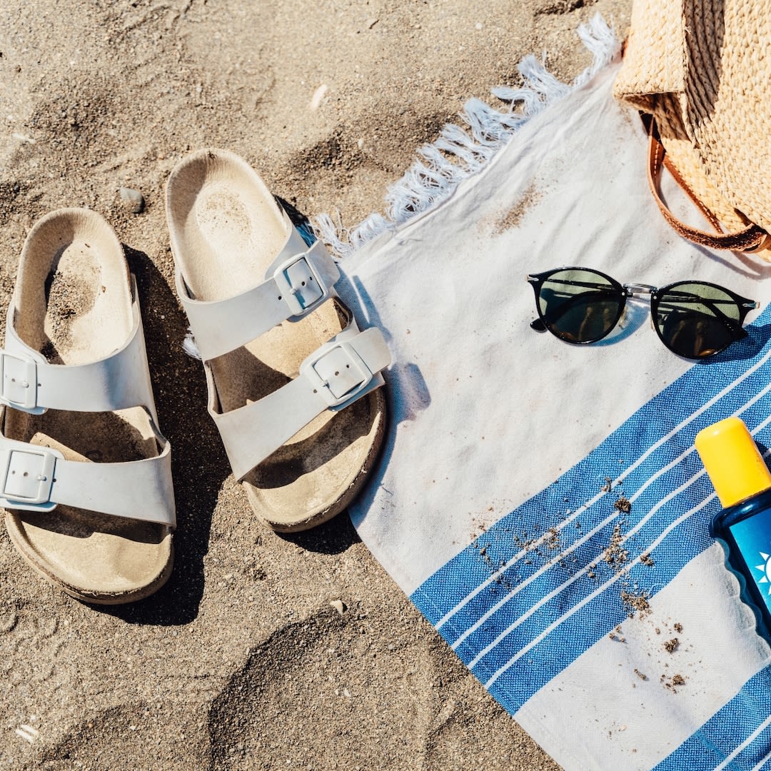 The Best Sandals For Flat Feet That Don't Just Look Like Old Lady Shoes - E! Online