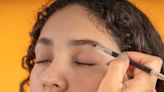 Sourcils fins et clairsemés : une maquilleuse dévoile son astuce toute simple pour combler les trous et les densifier