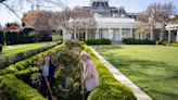 Jill Biden planta en la Casa Blanca unas rosas rojas en honor a César Chávez