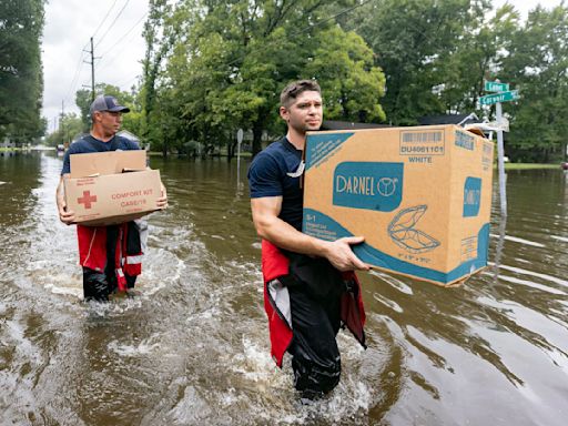 Tropical Storm Debby loiters along the Carolinas, bringing days of heavy rain and flooding – a climate scientist explains why