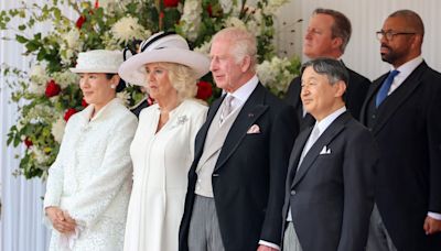Carlos III dá as boas-vindas ao imperador japonês para visita de Estado