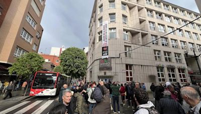 La batalla contra el vial de Jove coge altura: los vecinos izan una pancarta en el Ateneo de La Calzada al grito de "Somos el oeste, no somos la peste"