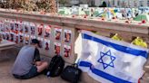 Estudiantes de la Universidad de Columbia colocan banderas de Israel frente a la sentada propalestina