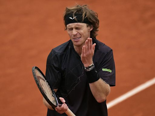 Andrey Rublev, el top 10 que era candidato a ganar Roland Garros, pero enloqueció, perdió y hasta el rival lo criticó