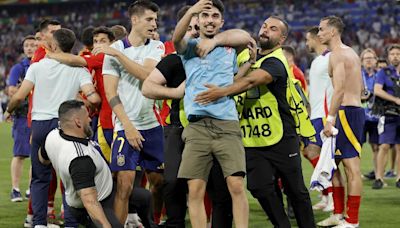 Morata supera la 'entrada' del steward: 'Amarilla y punto', y Carvajal se 'duerme'