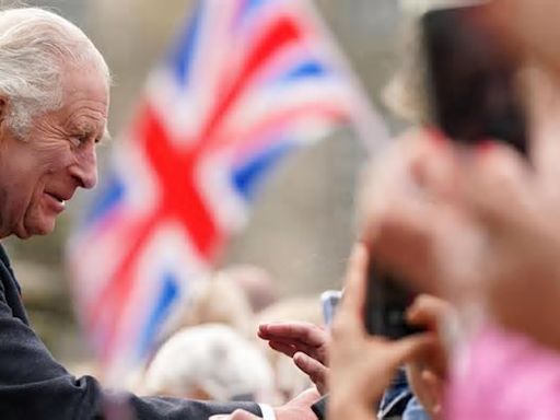 Re Carlo torna in pubblico dopo 3 mesi: oggi primo impegno al fianco di Camilla. Attesa per Harry a Londra (senza Meghan)