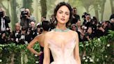 Eiza González deslumbra en la Met Gala 2024 con este increíble vestido inspirado en una flor mexicana