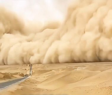 新疆沙塵「龍捲風」掀屋頂 民眾驚恐被捲飛
