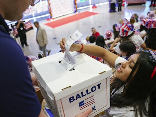 Early in-person voting begins in Arizona, drawing visits from the Presidential campaigns