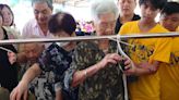 102歲人瑞黃王嫌示範包粽 (圖)
