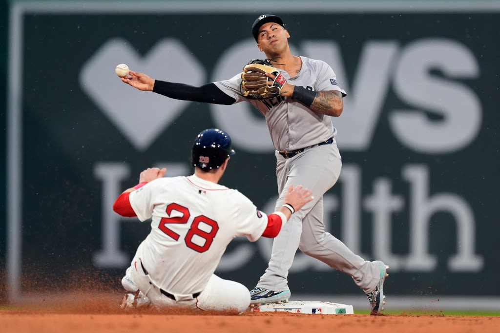 Red Sox lose sluggish, error-laden finale to Yankees 8-2