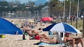 Un día de julio en pleno abril: lleno en las Cíes y bañistas en la playa