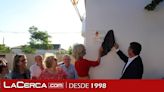 La delegada de la Junta, Marian López, inauguró la remodelación de la Plaza del Pósito en Castillo de Garcimuñoz