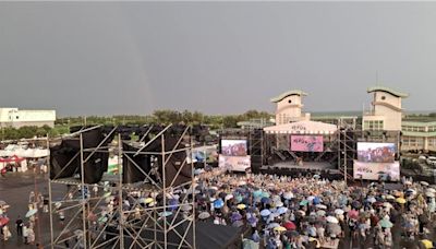 無畏雨神同行 台南將軍吼歌迷撐傘嗨到最後 - 生活